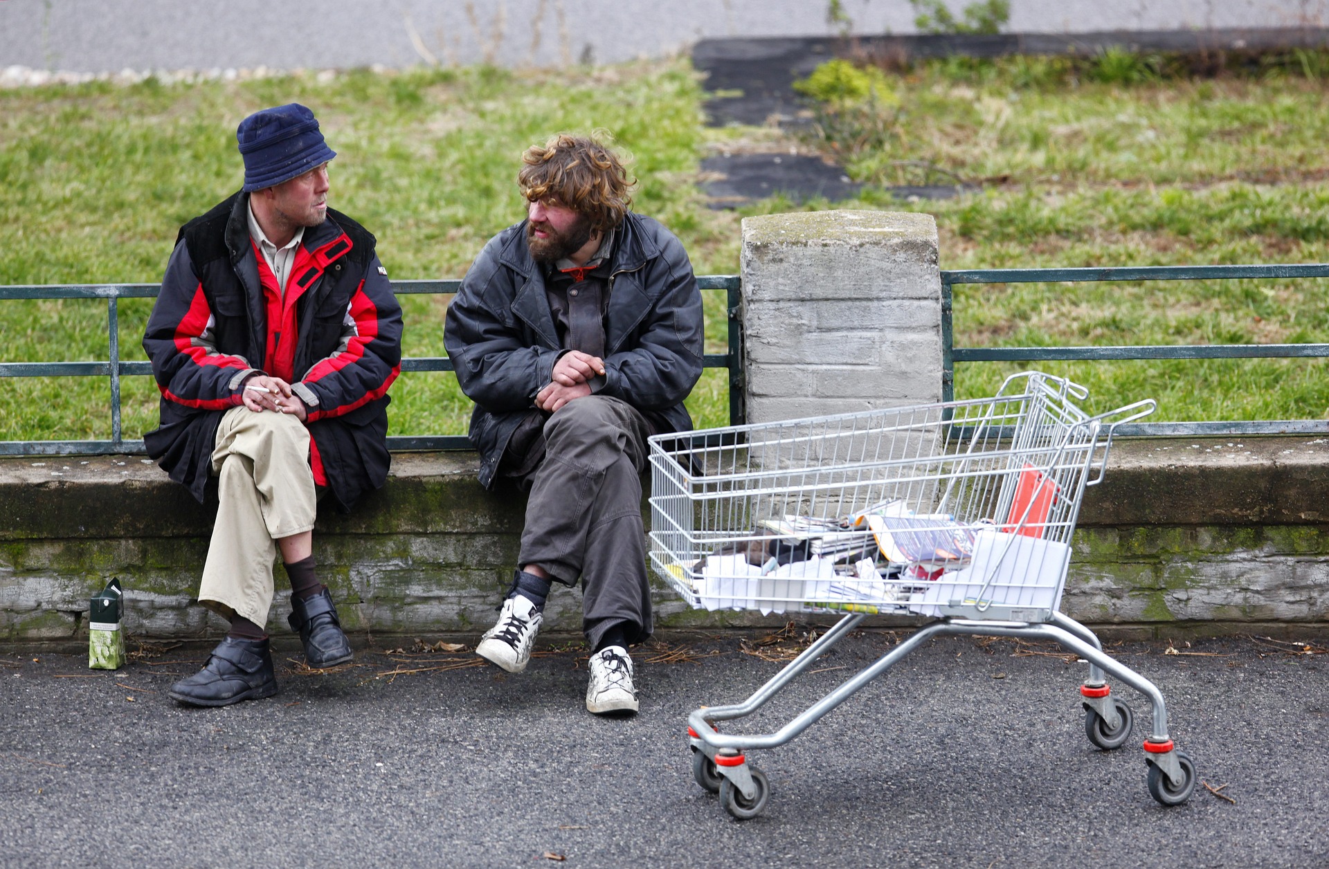 Il quadro che va delineandosi sembra suggerire che accanto a puntuali e adeguati strumenti di lotta alla povertà - la quale ormai interessa circa un italiano su dieci - serve una adeguata iniziativa politica generale.