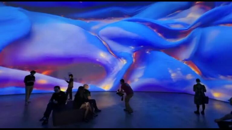 Sedersi al centro del mondo: Refik Anadol al Guggenheim Bilbao