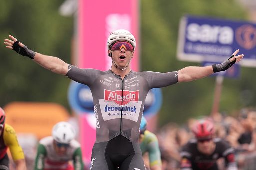 Ciclismo-Groves-vince-a-Napoli-la-tappa-della-maxicaduta.jpg