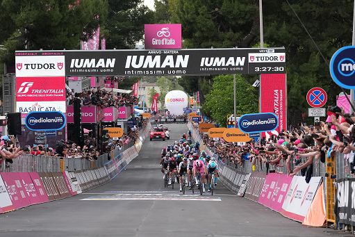 Ciclismo-Pedersen-vince-anche-la-quinta-tappa-a-Matera.jpg