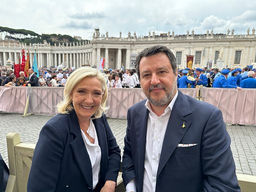 Salvini-in-piazza-San-Pietro-con-Le-Pen-per-Regina.jpg