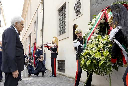 Terrorismo-Mattarella-in-via-Caetani-per-rendere-omaggio-ad-Aldo.jpg