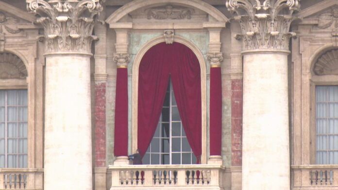 Una-croce-sui-simboli-di-Francesco-lultima-riunione-con-appello.jpg