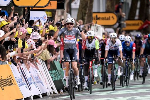 Ciclismo-al-Tour-tappa-e-maglia-per-Jasper-Philipsen.jpg