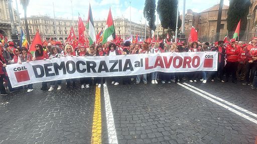 Manovra-Landini-in-piazza-per-laumento-dei-salari-e-una.jpg