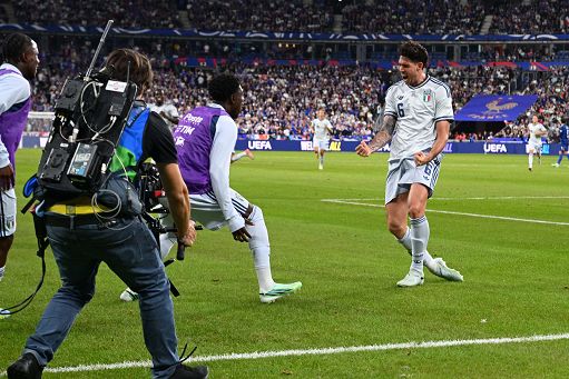 Calcio-Francia-Italia-1-1-Bastoni-risponde-a-Olise.jpg
