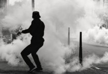 Un solco profondo tra piazze e palazzi